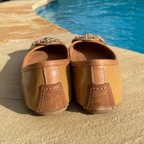 Tory Burch patent tan flats - Picture 3 of 12